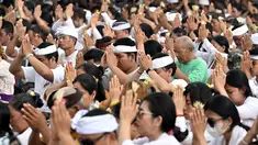 Umat Hindu Bali berdoa selama upacara Banyu Pinaruh di desa Mertasari, Sanur, pada 7 September 2025. (SONNY TUMBELAKA/AFP)