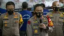Kapolres Jakarta Pusat Kombes Pol Heru Novianto memberi keterangan kasus pemalsuan surat hasil rapid test COVID-19 di Mapolres Jakarta Pusat, Minggu (20/12/2020). Polisi mengungkap calo pemalsuan surat hasil rapid test COVID-19 bagi calon penumpang KA di Stasiun Senen. (Liputan6.com/Faizal Fanani)