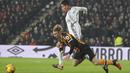 Pemain Manchester United, Chris Smalling berebut bola dengan pemain Hull City,  Jarrod Bowen pada laga semifinal Piala Liga Inggris di KCOM stadium, Hull (26/1/2017). Hull menang 2-1. (AP/Rui Vieira)