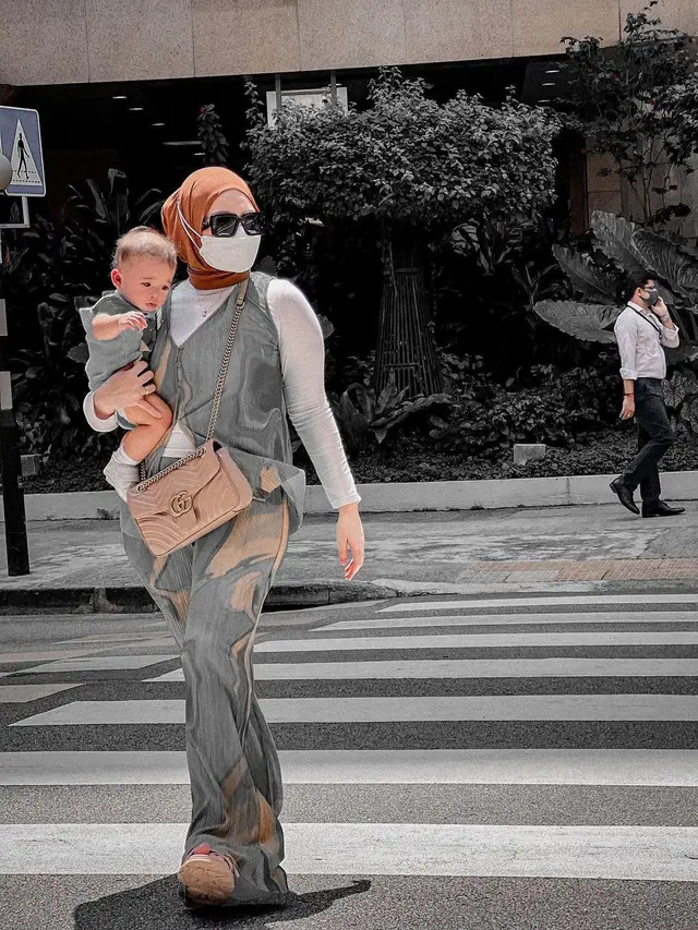 7 Gaya Nathalie Holscher saat Asuh Baby Adzam, Tetap Stylish