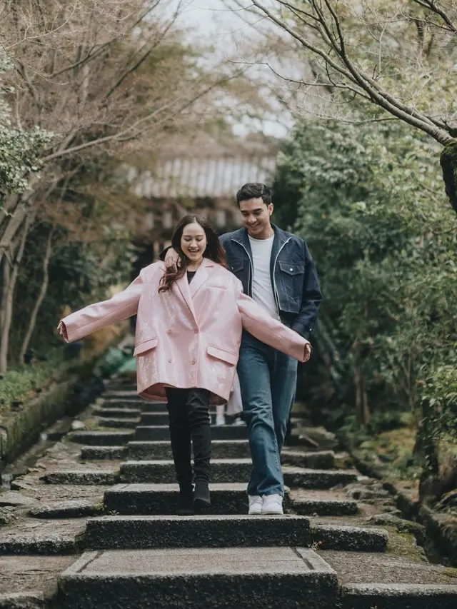 Tampil Mesra, Ini 7 Potret Kebersamaan Salshabilla Adriani dan Ibrahim Risyad di Jepang