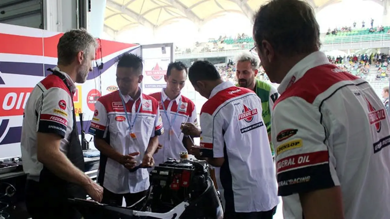 Tiga Mekanik Federal Oil Bertemu Tim Balap Gresini di Sepang