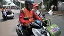 Pengemudi Ojek Disabilitas mengantar pengunjung saat hendak menyaksikan pertandingan Asian Para Games 2018 di Gelora Bung Karno, Jakarta, Rabu (10/10). Ojek Disabilitas dapat ditemui di tiap pintu masuk GBK. (Merdeka.com/Iqbal S. Nugroho)