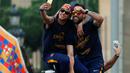 Neymar dan Claudio Bravo ber-selfie ria di atas bus saat pawai tim Barcelona untuk merayakan gelar La Liga ke-24, Minggu (15/5/2016). (AFP/Pau Barrena)