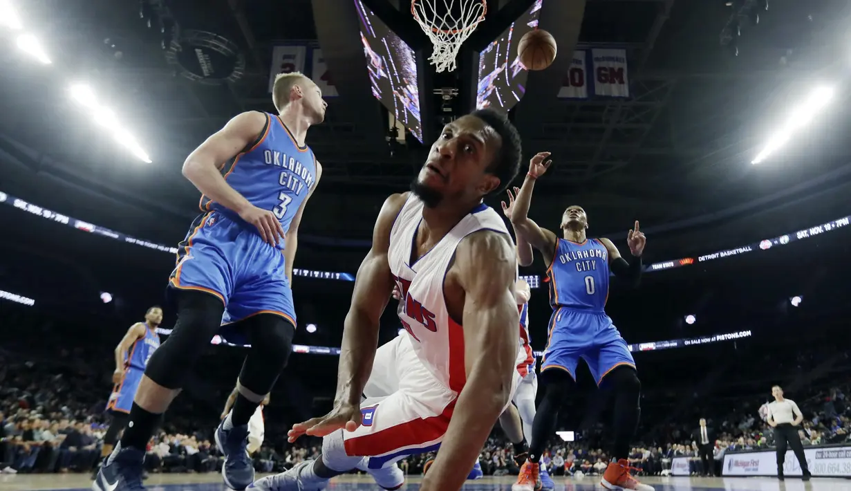 Pemain Detroit Pistons, Ish Smith terjatuh saamelakukan layup  ke jaring Oklahoma pada laga NBA basketball game di Auburn Hills, (14/11/2016).  (AP/Carlos Osorio)