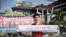 Pendukung Basuki Tjahaja Purnama atau Ahok membentangkan kain "Save Indonesia" saat kembali menggelar aksi di depan Pengadilan Tinggi DKI Jakarta, Jumat (12/5). Massa menuntut agar penangguhan penahanan Ahok dikabulkan. (Liputan6.com/Faizal Fanani)