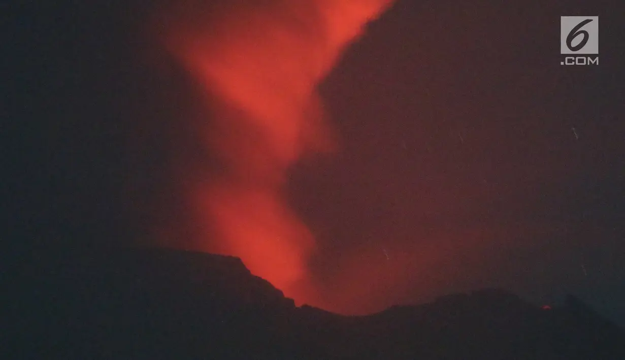 Sinar api menyala terang di puncak kawah Gunung Agung, di Karangasem, Bali, Minggu (26/11). Usai meletus pada Sabtu malam, 25 November 2017, Gunung Agung sempat mengeluarkan sinar merah yang disebut lava. (Liputan6.com/Andi Jatmiko)