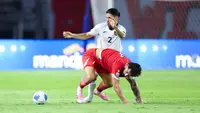 Pemain Timnas Indonesia,&nbsp;Kevin Diks, saat berebut bola dengan&nbsp;pemain Timnas Lebanon dalam laga FIFA Matchday 2025 di Stadion Gelora Bung Tomo, Surabaya, Senin (8/9/2025). (Bola.com/Abdul Aziz)
