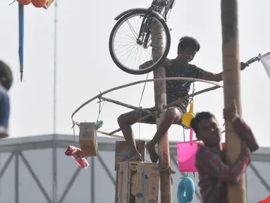 Warga mengikuti lomba Panjat Pinang Kolosal dalam rangka merayakan HUT RI ke-70 di Pantai Karnaval, Ancol, Jakarta, Senin (17/8). Sebanyak 124 batang pinang disediakan dengan berbagai ragam hadiah. (Liputan6.com/Herman Zakharia)