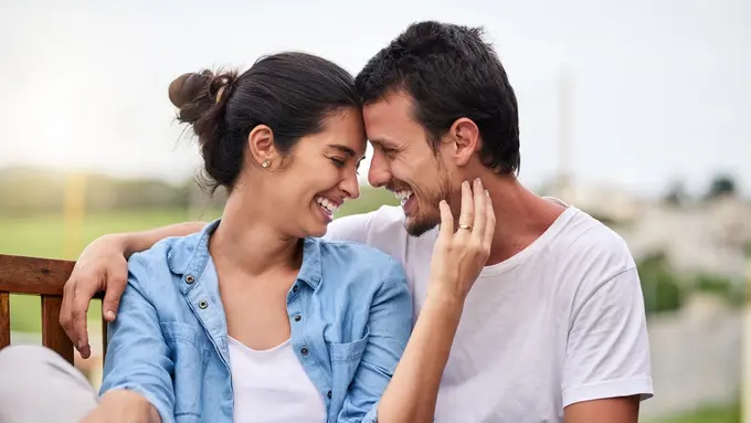 pasangan cinta bahagia