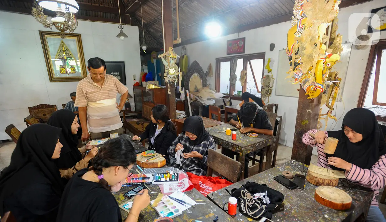 Selama belajar membuat wayang kulit, mahasiswa didampingi langsung tenaga pengajar berpengalaman. (merdeka.com/Arie Basuki)