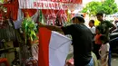 Berbagai jenis bendera merah putih yang ditawarkan memiliki harga yang bervariasi. (Liputan6.com/Faisal R Syam)