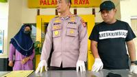 Kapolres Palangka Raya Kombes (Pol) Budi Santosa (kiri) dan Direskrimum Polda Kalteng Kombes (Pol) Faisal F Napitupulu (kanan) menunjukan barang bukti senjata tajam jenis celurit dan air soft gun jenis glock yang diamankan dari tangan Indra Lesmana, pelaku utama penganiayaan anggota polisi hingga tewas beberapa waktu lalu saat press release di Mapolres Palangka  Raya, Sabtu (17/12/2022).