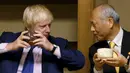 Walikota London Boris Johnson (kiri) saat menikmati teh yang disuguhkan dalam perjamuan teh  di Kuil Meiji, Tokyo, Rabu (14/10/2015). Johnson berada di jepang untuk menjalin kerja sama di bidang perdagangan dan budaya. (REUTERS/Issei Kato)