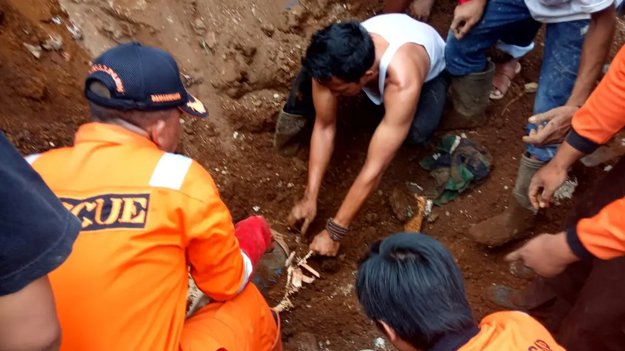 Evakuasi korban timbunan material tanggul irigasi jebol di Tamansari, Parakancanggah, Banjarnegara. (Liputan6.com/SRU RAPI BNA/Muhamad Ridlo)