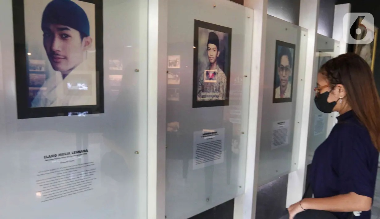 Pengunjung saat mengunjungi Museum Tragedi 12 Mei 1998 Universitas Trisakti, Jakarta, Kamis (12/5/2022). Museum tersebut berdiri sebagai bukti sejarah perjuangan gerakan mahasiswa tahun 1998. Saat itu mahasiswa perguruan tinggi di seluruh Indonesia mengadakan unjuk rasa untuk menuntut reformasi. (Liputan6.com/Herman Zakharia)
