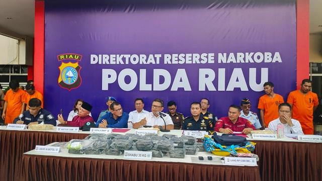 Kapolda Riau Irjen Agung Setya Imam Effendi dan barang bukti narkoba yang disita dari nelayan penjemput sabu.