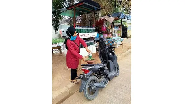 6 Tulisan Kocak di Tempat Penjual Bensin Eceran Ini Bikin Ngakak