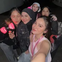 Syida Hadju hadir mengenakan atasan crosneck pink dipadukan bawahan hitam. Lengkap dengan anting-anting hoop. [@kesharatuliu05]