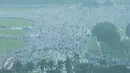 Ribuan massa aksi damai 2 Desember yang akan melaksanakan ibadah salat Jumat memadati kawasan Monas, Jakarta, Jumat (2/12). Para peserta doa bersama tetap melaksanakan ibadah Salat Jumat meskipun kondisi cuaca hujan. (Liputan6.com/Gempur M Surya)