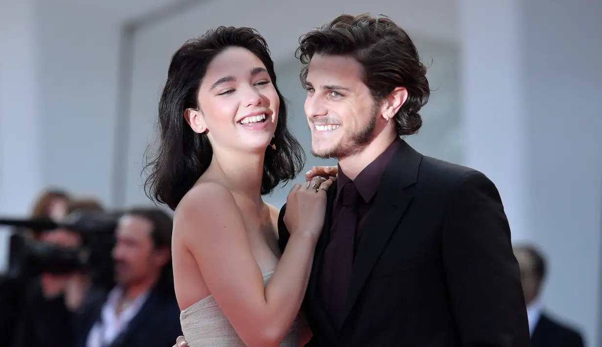 Aktris Matilda de Angelis dan aktor Italia Andrea Arcangeli berpose saat tiba menghadiri pemutaran perdana film "Una Famiglia" dalam Festival Film Venice ke-74 di Venice Lido, Italia (4/9). (AFP Photo/Tiziana Fabi)
