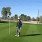 Nenek yang baru saja berulang tahun ke-100 ini masih aktif mengayunkan tongkat di padang golf.