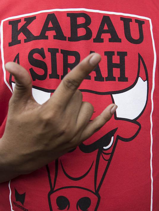 Kabau Sirah, lambang kebanggaan suporter Semen Padang jelang final Piala Jenderal Sudirman antara Semen Padang melawan Mitra Kukar di Stadion Utama Gelora Bung Karno, Jakarta, , Minggu (24/1/2016). (Bola.com/Vitalis Yogi Trisna)