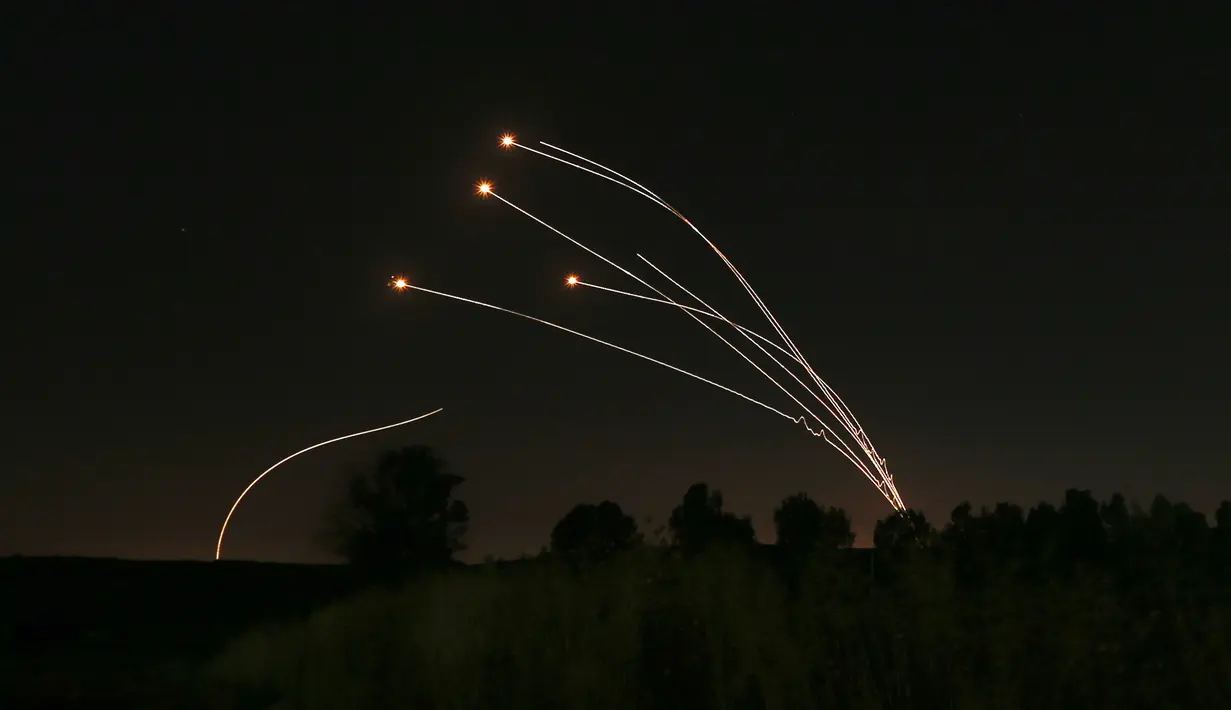 Sistem pertahanan udara Israel, Iron Dome menghadang roket yang ditembakkan dari Gaza dekat Sderot, Israel, Sabtu (4/5/2019). Kelompok militan di Gaza menyatakan siap melakukan aksi balasan jika tentara Israel membuka serangan lebih dulu. (AP Photo/Ariel Schalit)