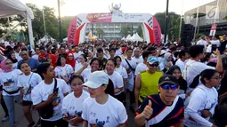 Para peserta Fun Run menyemarakan Asian Games 2018 di Plaza Barat Senayan, Jakarta, Minggu (1/7). Acara Fun Run diikuti 5.000 pelari di Jakarta dan 2.000 orang pelari di Palembang. (Liputan6.com/Johan Tallo)
