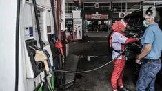 Petugas mengisi bahan bakar jenis Biosolar pada kendaraan di SPBU Pertamina di Jakarta, Rabu (17/2/2021). Pemerintah terus berupaya menekan impor bahan bakar minyak, di antaranya melalui program mandatori biodiesel yang ditingkatkan menjadi B30 sejak awal tahun lalu. (merdeka.com/Iqbal S. Nugroho)