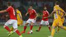 Gareth Bale mengontrol bola saat berusaha melewati hadangan pemain Moldova pada kualifikasi Piala Dunia 2018 di Stadion Cardiff City Stadium, Cardif, Wales Selatan, (6/9/2016) dini hari WIB. (AFP/Geoff Caddick)