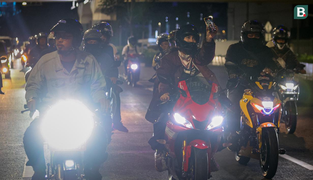 Selebritas Indonesia, Sintya Marisca melakukan swafoto saat city riding bersama Pertamina Enduro di Jalan MH Thamrin, Jakarta, Minggu (26/11/2023). (Bola.com/Bagaskara Lazuardi)