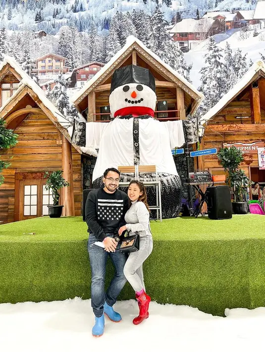 "My dream come true 💕 Dari dulu pengen banget bisa ke luar negeri sama Ayang pas musim dingin, karena mau liat salju biar kayak oppa sama eonni Korea." tulis komika kelahiran 1993 tersebut. (Liputan6.com/IG/@kikysaputrii)