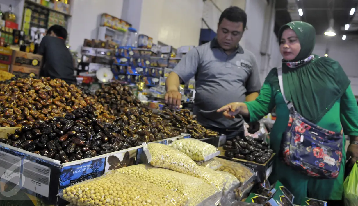 Calon pembeli memilih kurma yang dijajakan di salah satu kios pasar Tanah Abang, Jakarta, Jumat (10/6). Menurut pedagang, penjualan kurma di bulan Ramadan mengalami peningkatan hingga dua kali lipat dibandingkan hari biasanya. (Liputan6.com/Johan Tallo)