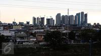 Permukiman kumuh diantara gedung pencakar langit di kawasan Petamburan, Jakarta, (11/7). Pertumbuhan ekonomi yang signifikan dalam beberapa tahun terakhir, namum masih banyak ketimpangan yang terjadi. (Liputan6.com/Faizal Fanani)