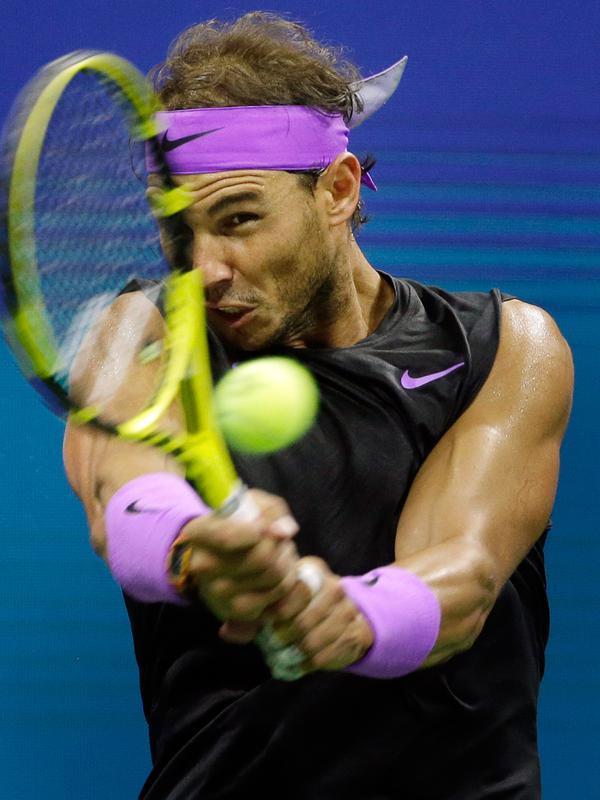 Petenis Spanyol, Rafael Nadal melakukan servis ke arah petenis Kroasia, Marin Cilic pada babak keempat turnamen AS Terbuka 2019 di Arthur Ashe Stadium, Senin (2/9/2019). Nadal membutuhkan waktu 2 jam 48 menit untuk menghentikan Cilic dengan skor 3-6, 6-3, 6-1, 6-2. (AP/Seth Wenig)