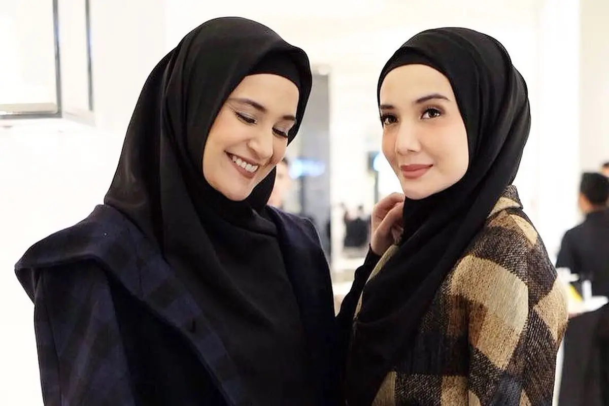 7 Gaya Zaskia dan Shireen Sungkar Pakai Baju Kembar, Kompak Banget