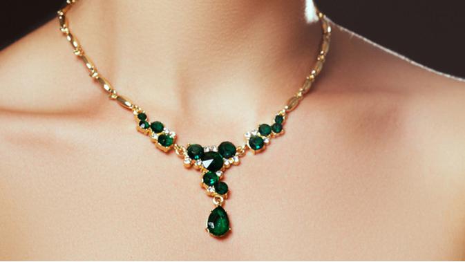 Ilustrasi perhiasan emerald green (foto: shutterstock)