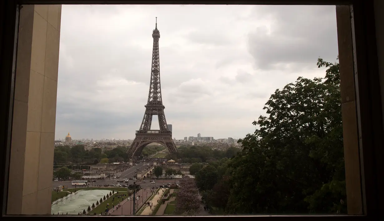 Sebuah gambar yang diambil pada 16 Mei 2016 di Paris menunjukkan Menara Eiffel melalui sebuah jendela. (LIONEL Bonaventure/AFP)