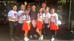 Pebalap Manor Racing asal Indonesia, Rio Haryanto, disambut fans saat tiba di Budapest, Hungaria. (Bola.com/Twitter/Manorracing)