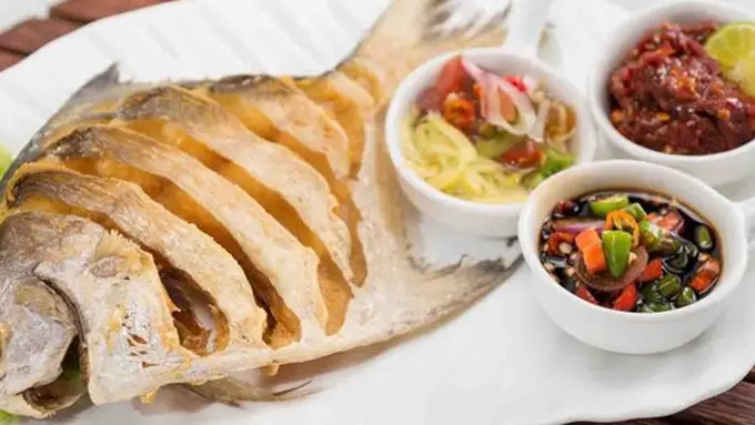 Ikan bawal goreng dan sambal lezat/copyright: rasaneseafood