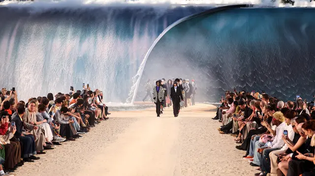 Louis Vuitton Hadirkan Ombak Buatan 26 Kaki ke Runway di Malam Terpanas Paris