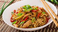 Chicken Lo Mein. (Photo: timolina/Freepik)