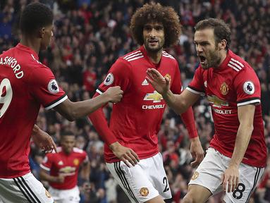 Para pemain Manchester United merayakan gol yang dicetak Juan Mata ke gawang Crystal Palace pada laga Premier League di Stadion Old Trafford, Manchester, Sabtu (30/9/2017). MU menang 4-0 atas Palace. (AP/Martin Rickett)