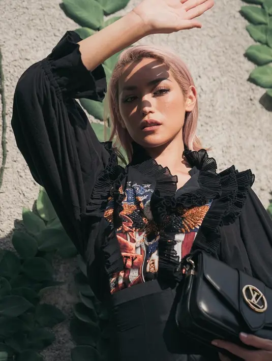 "Aku ingin pergi sebentar, berharap sementara tidak ada yang mengenali, dan punya waktu untuk menangis sebentar saja," ungkap Jessica Iskandar. (Instagram/inijedar)