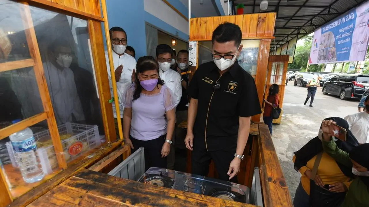 Direktur Sumber Daya Manusia (SDM) Pertamina Erry Sugiharto meresmikan instalasi jaringan gas (jargas) untuk rumah tangga dan Gaslink CNG untuk komersial di Kota Batam. Foto: Pertamina