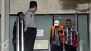 Anggota Komisi III DPR RI Fraksi Demokrat I Putu Sudiartana berjalan keluar usai pemeriksaan di Gedung KPK, Jakarta, Kamis (30/6). Setelah diperiksa secara intensif, Sudiartana akhirnya keluar dengan menggunakan rompi oranye. (Liputan6.com/Helmi Afandi)