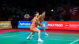 Pebulu tangkis ganda putri Korea Selatan, Baek Ha Na/Lee So Hee berusaha mengembalikan kok ke arah pasangan Indonesia, Amallia Cahaya Pratiwi/Siti Fadia Silva dalam laga 32 besar Indonesia Open 2026 di Istora, Kompleks Stadion Utama Gelora Bung Karno (SUGBK), Senayan, Jakarta, Rabu (03/06/2026). (Bola.com/Bagaskara Lazuardi)