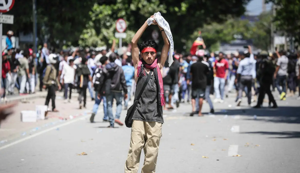 Sebelumnya, ribuan orang yang sebagian besar mahasiswa, turun ke jalan untuk menolak rencana parlemen untuk membeli 65 SUV bagi anggotanya. (VALENTINO DARIELL DE SOUSA/AFP)