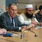 Menteri Luar Negeri Rusia Sergey Lavrov (dua dari kanan) menjadi mediator dalam pertemuan antara pejabat Taliban dengan para politikus Afghanistan di Moskow (AP/Pavel Golovkin)
